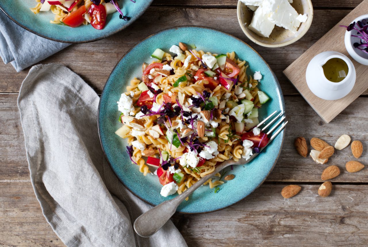 Essen nach dem Sport: Linsennudel-Salat mit Feta und Tomaten