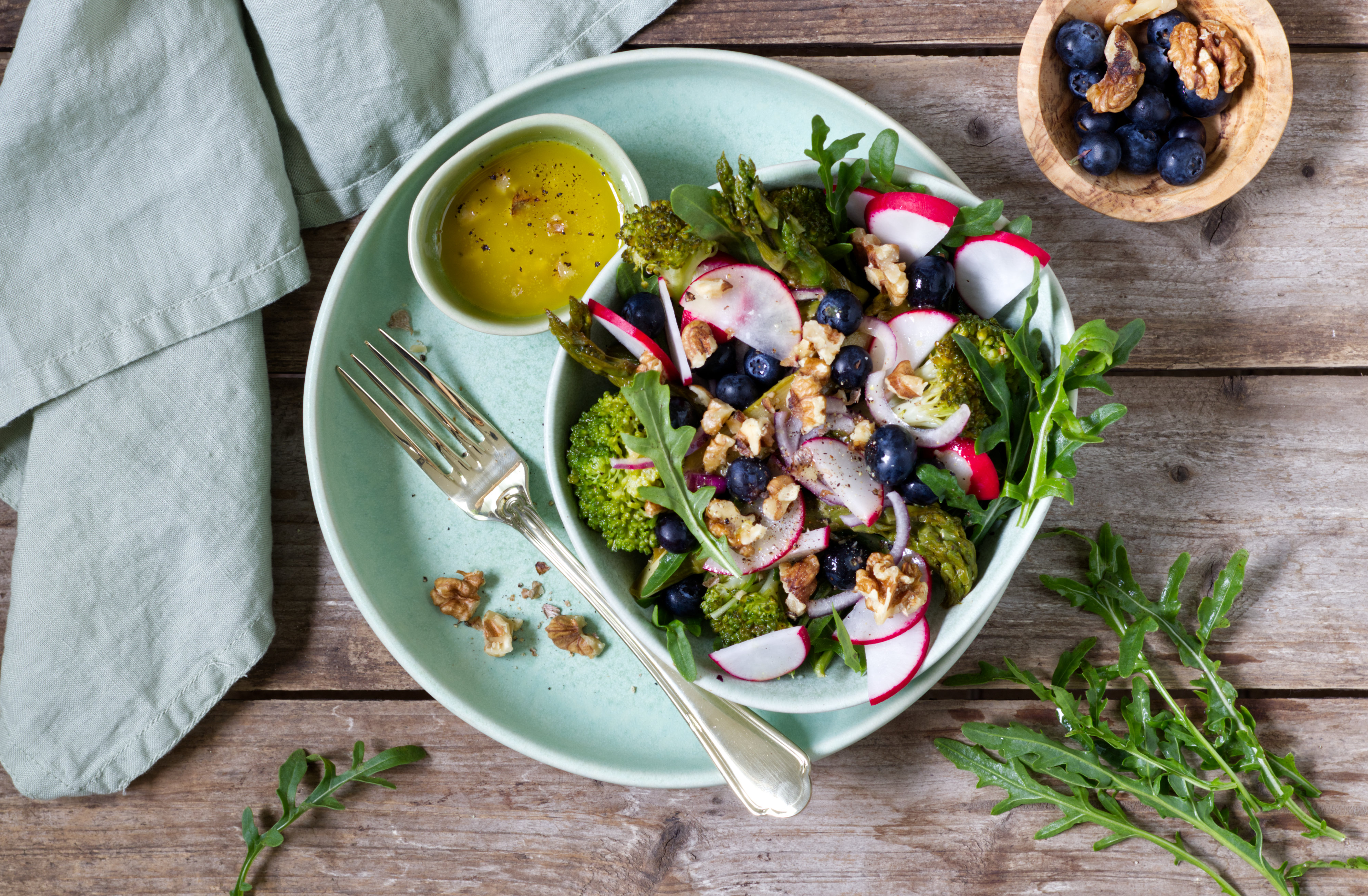 Spargel-Brokkoli-Salat mit Heidelbeeren