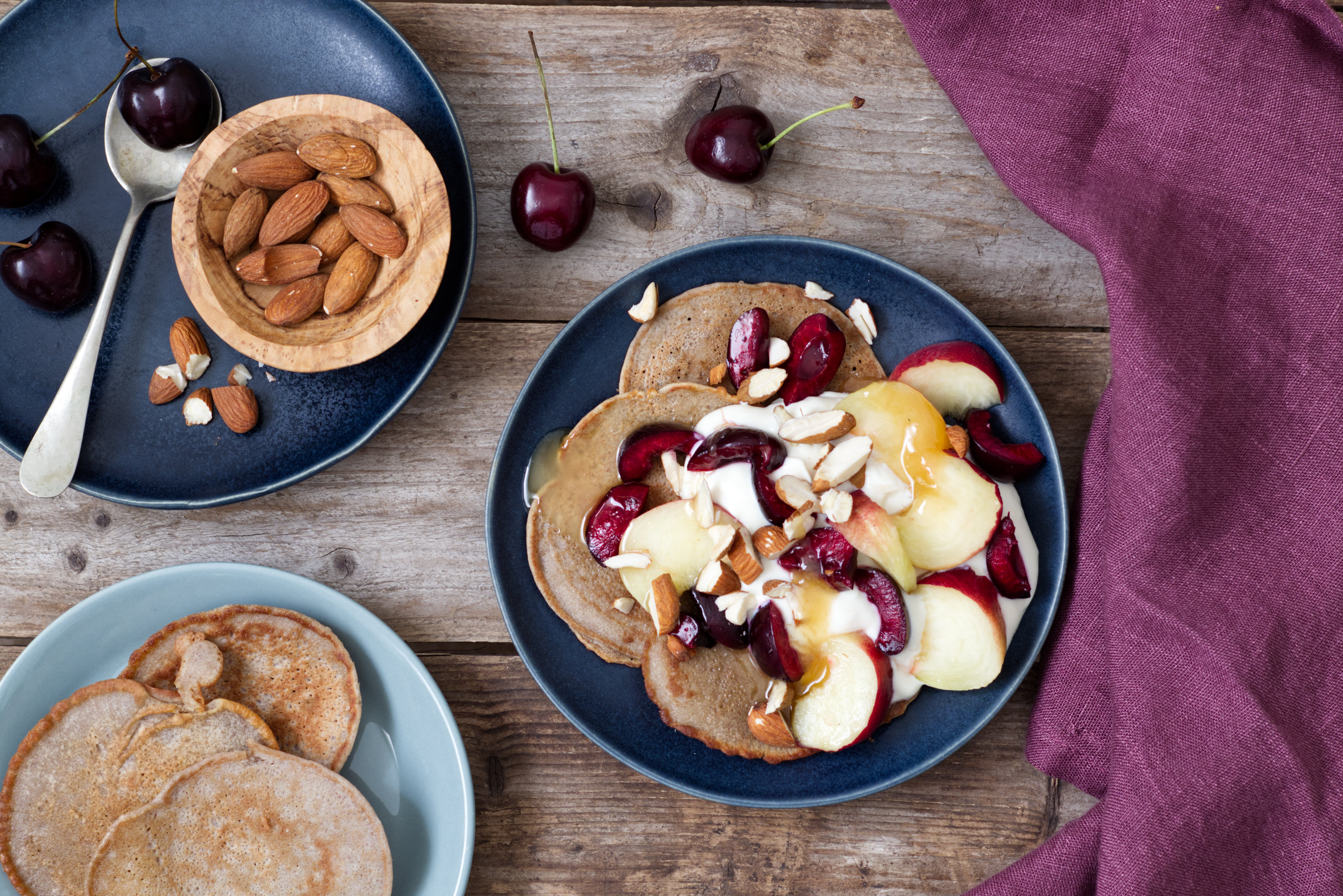 Frühstücks-Rezept: Buchweizen-Pfannkuchen mit Kirschen und Pfirsich ...