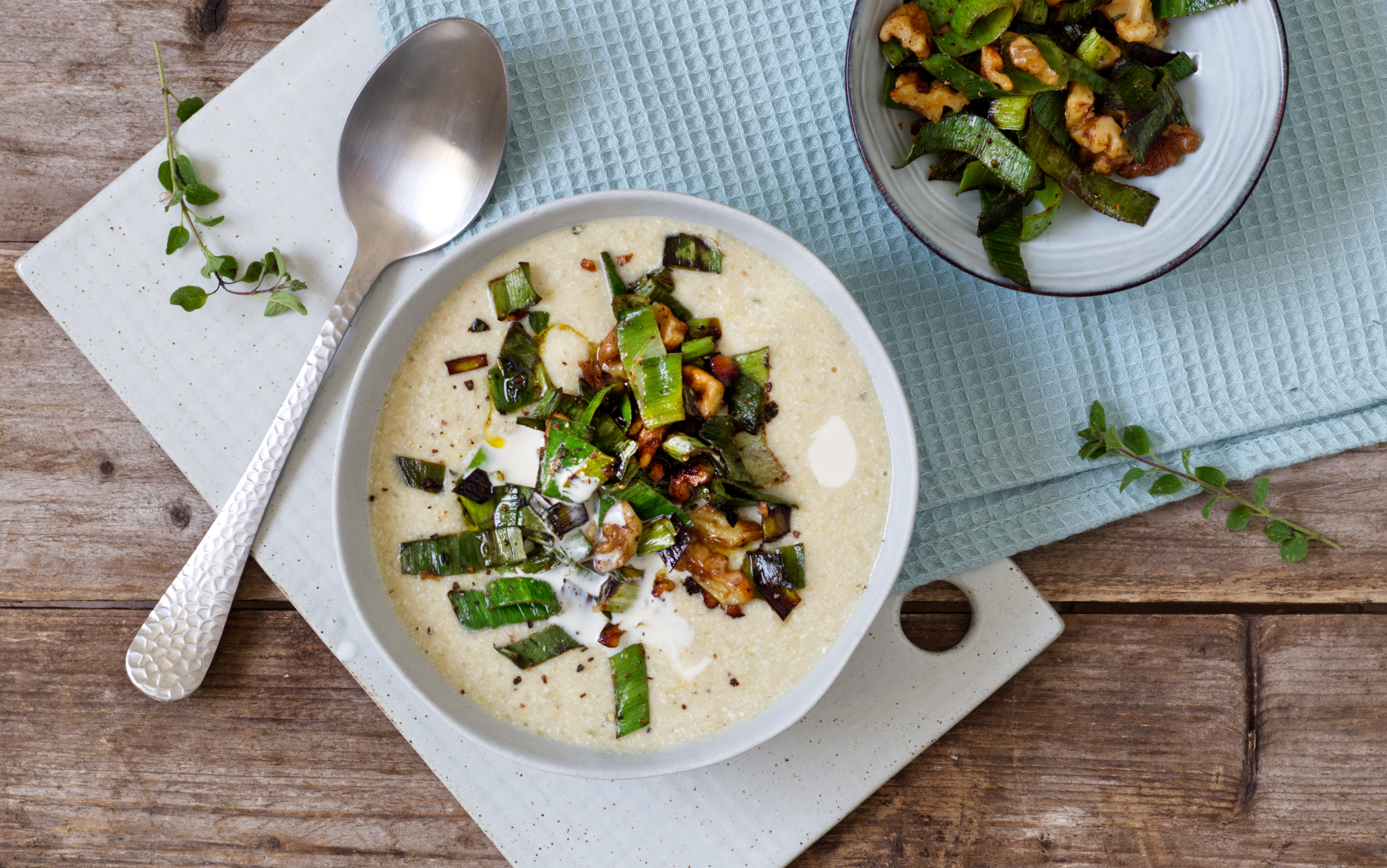 Rezept: Vegane Käse-Lauch-Suppe mit Kartoffeln und Nüssen | ULoop Magazin