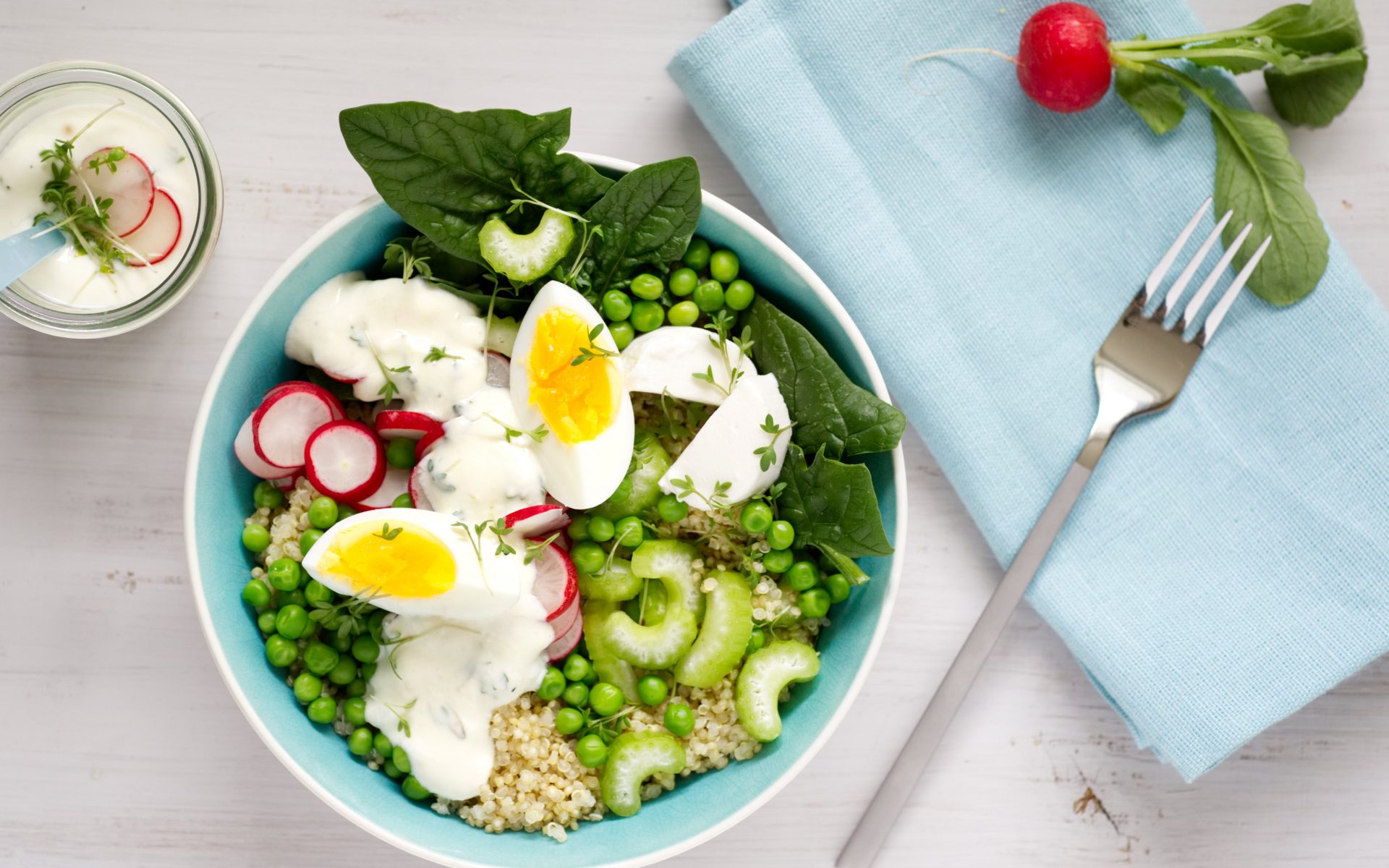 Bowl mit Quinoa, Ziegenkäse, Ei und Kresse-Joghurt-Dip