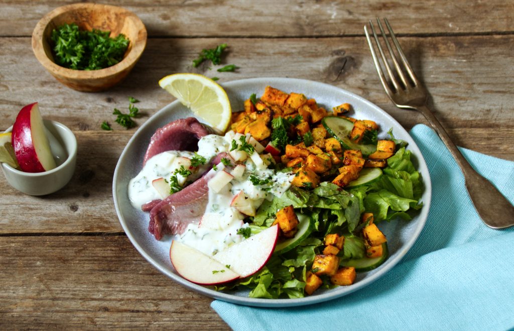 Rezept: Matjes mit Salat, Süßkartoffeln und Joghurt-Apfel-Sauce | ULoop ...
