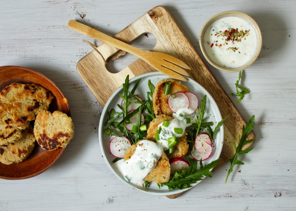 Rezept: Low-Carb-Bratlinge mit Salat und Joghurt-Dip | ULoop Magazin