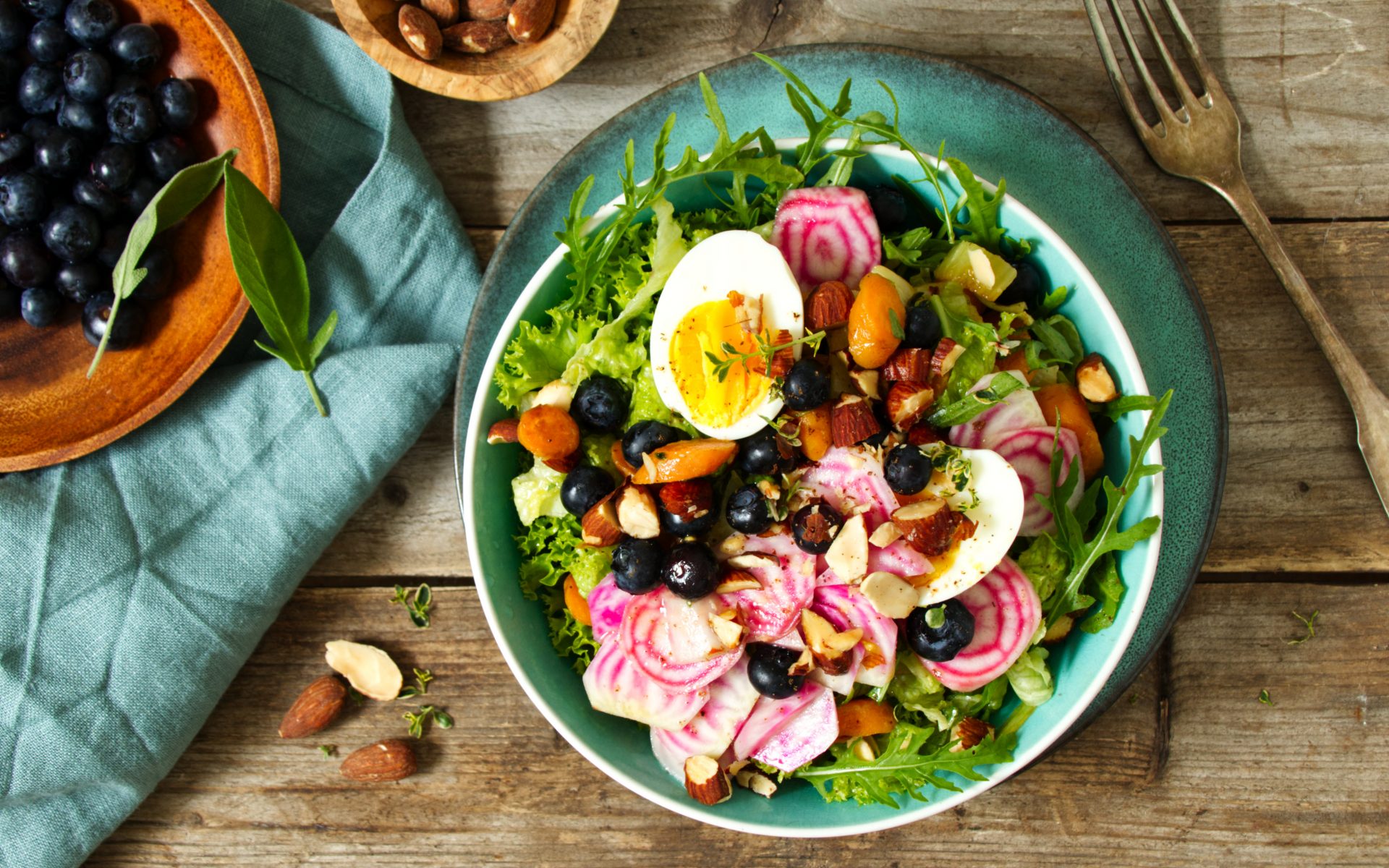 Gemüse-Salat mit Eiern, Heidelbeeren und Ringelbete