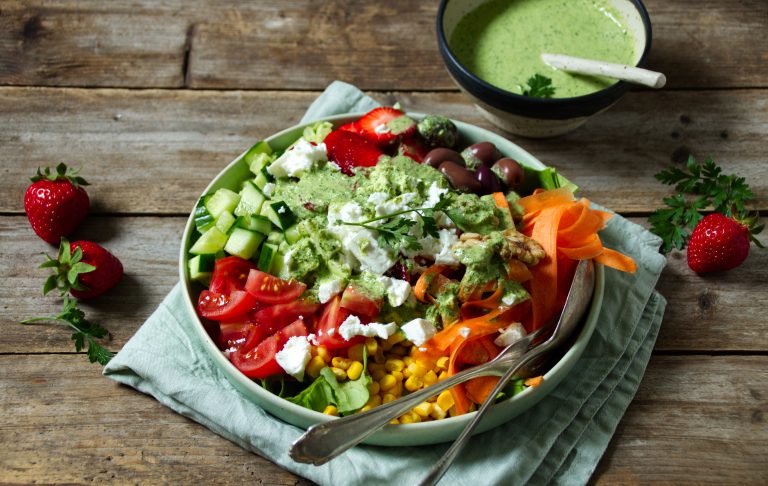 Rezept: Gemischter Salat mit Feta und Petersilien-Dressing | ULoop Magazin