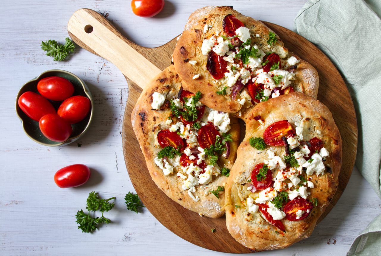 Pizzafladen mit Tomaten und Feta